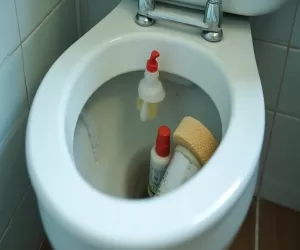 Jak umyc toaletę w srodku
