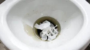 czy chusteczki do higieny intymnej można wrzucać do toalety