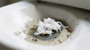 czy chusteczki higieniczne mozna spuszczac w toalecie