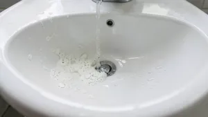 czyszczenie umywalki z kamienia