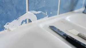 Jak odkleić umywalkę od silikonu