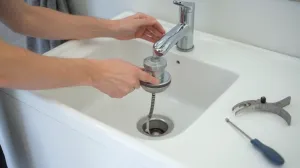 jak zamontować korek klik klak w umywalce