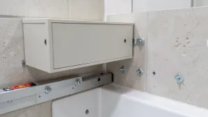 jak zamontować szafkę wiszącą pod umywalkę