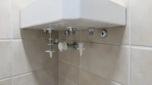 Na jakie kołki powiesić szafkę z umywalką