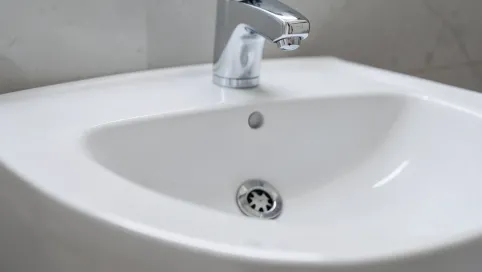 na jakiej wysokosci powinna byc zaworek pod wode w umywalce