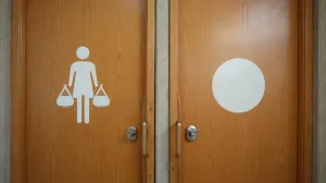 trójkąt na drzwiach toalety
